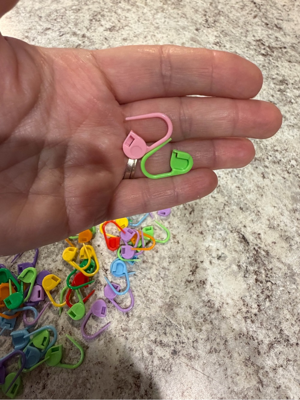 100-Pack Multicolored Locking Stitch Markers for Crochet & Knitting